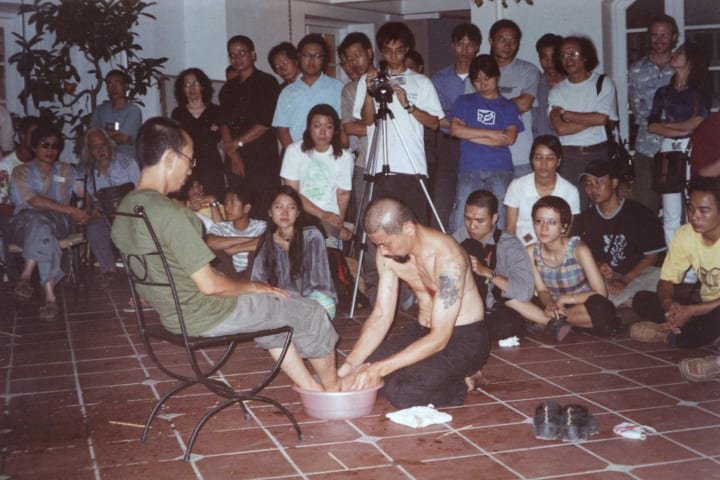 Performance by artist Jason Lim, interacting with artist Nguyễn Mạnh Đức at Goethe Institut.