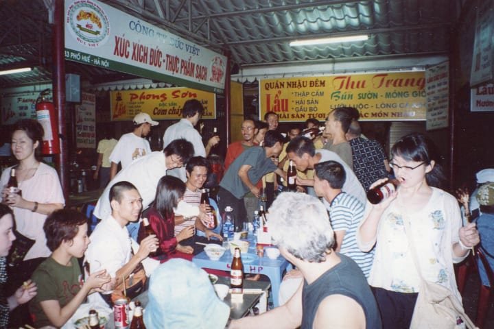 Nghệ sĩ, tình nguyên viên cùng bạn bè ăn khuya tại chợ đêm ẩm thực Đồng Xuân.