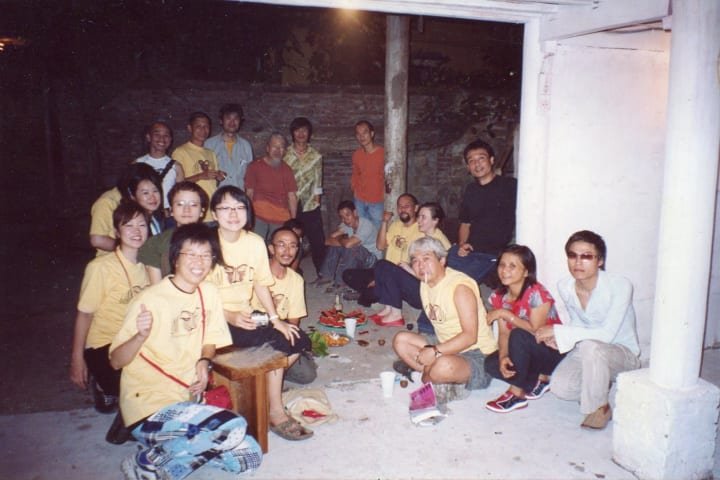 LIM DIM artists and volunteers visiting Nhà Sàn Studio.