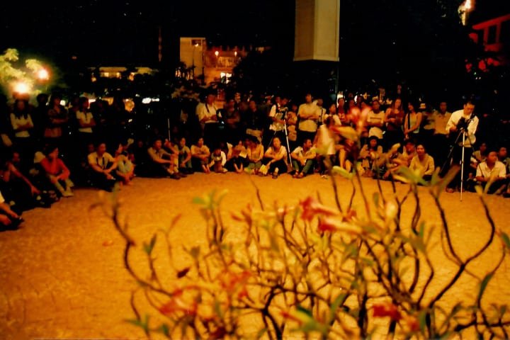 Audiences waiting at the second night of festival, in the front yard of British Council, October 11, 2004